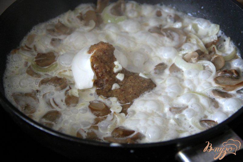 Фото приготовление рецепта: Лосось с грибами в сливочно-творожном соусе шаг №4