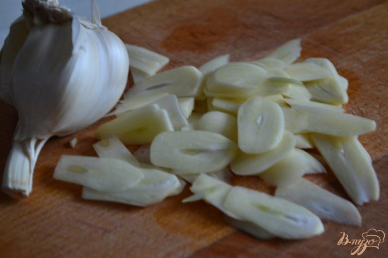 Фото приготовление рецепта: Овощной салат с чесночными чипсами шаг №3
