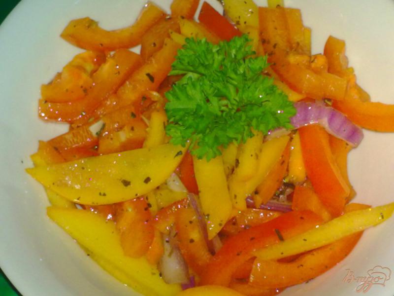 Фото приготовление рецепта: Салат из перца с хурмой шаг №7