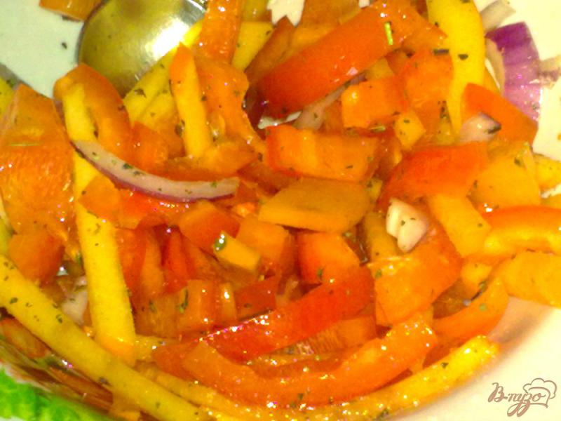 Фото приготовление рецепта: Салат из перца с хурмой шаг №6