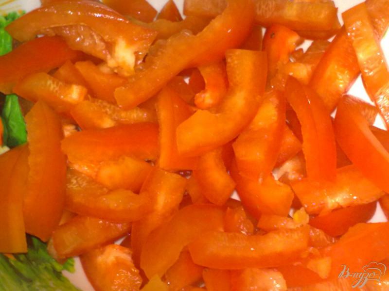 Фото приготовление рецепта: Салат из перца с хурмой шаг №1