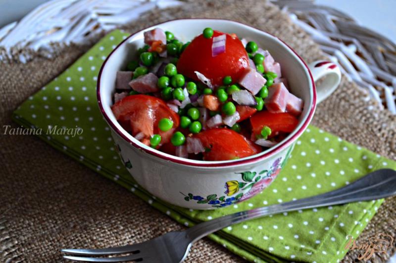 Фото приготовление рецепта: Помидорный салат с ветчиной и зеленым горошком шаг №6