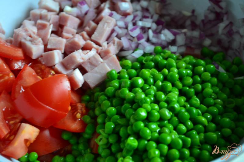 Фото приготовление рецепта: Помидорный салат с ветчиной и зеленым горошком шаг №5
