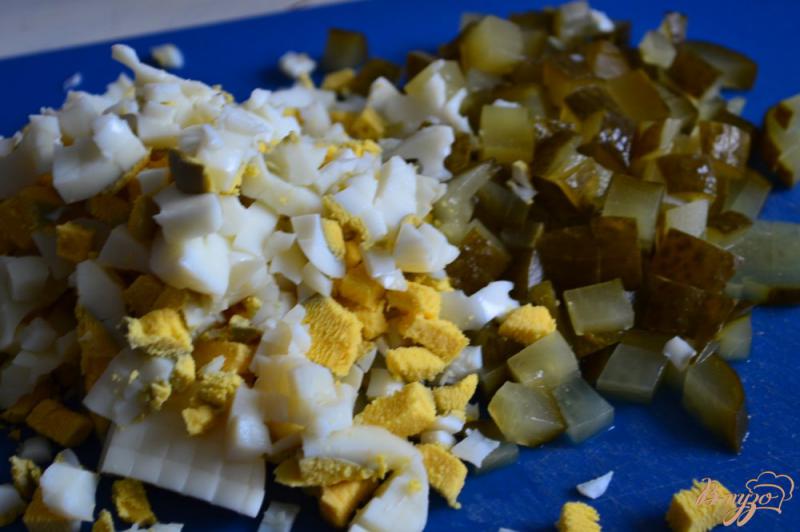 Фото приготовление рецепта: Яичный салат с белой фасолью  и сыром шаг №2