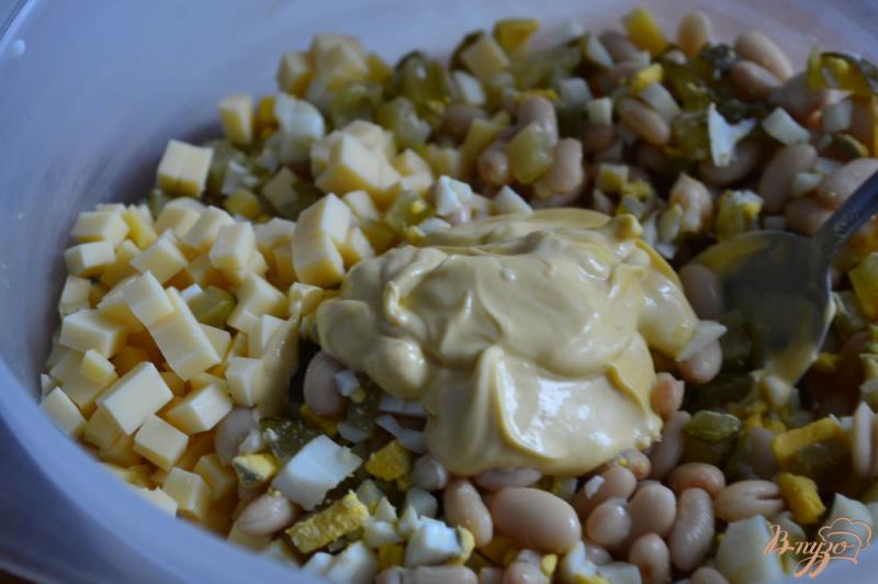Фото приготовление рецепта: Яичный салат с белой фасолью  и сыром шаг №4