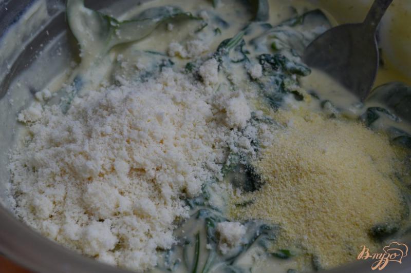 Фото приготовление рецепта: Киш со шпинатом и тремя сортами сыра шаг №4