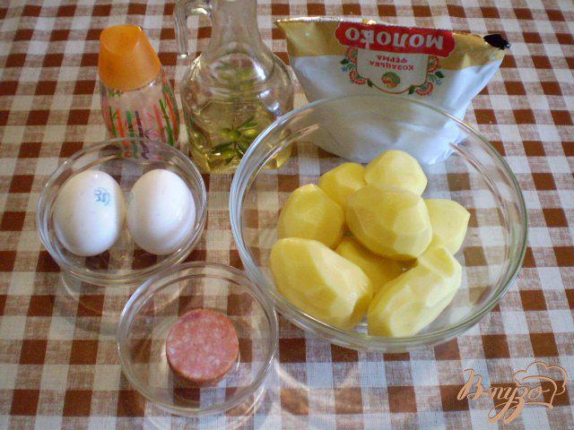 Фото приготовление рецепта: Картофель с колбасой и яйцами в мультиварке шаг №1