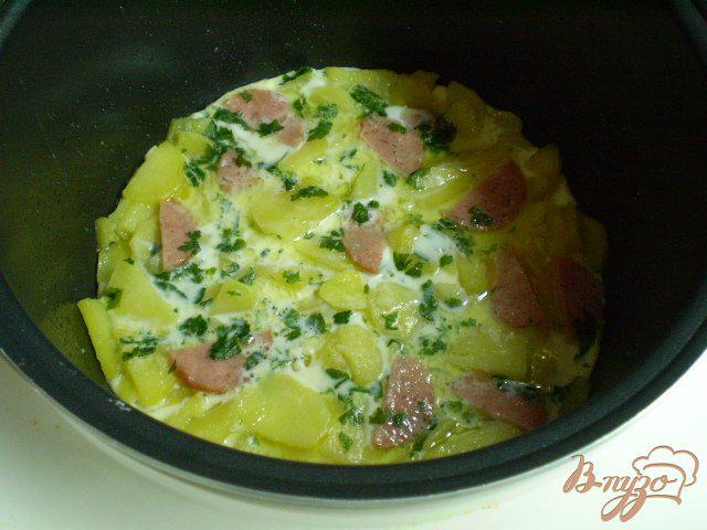 Фото приготовление рецепта: Картофель с колбасой и яйцами в мультиварке шаг №10