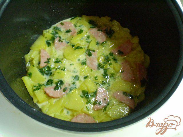 Фото приготовление рецепта: Картофель с колбасой и яйцами в мультиварке шаг №9