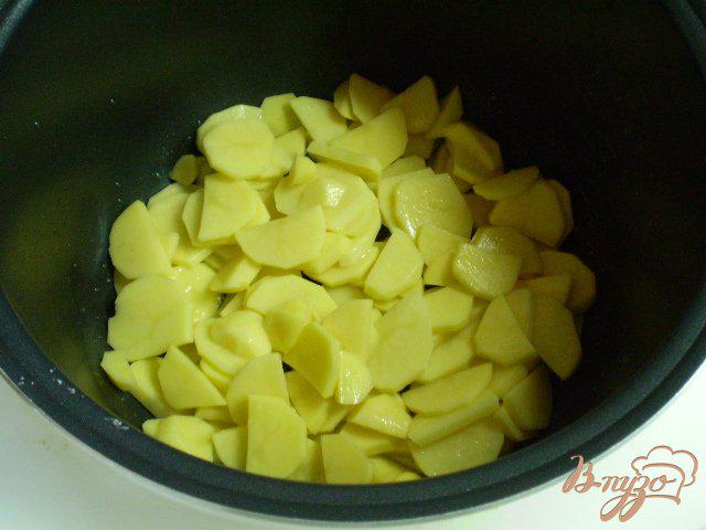 Фото приготовление рецепта: Картофель с колбасой и яйцами в мультиварке шаг №4
