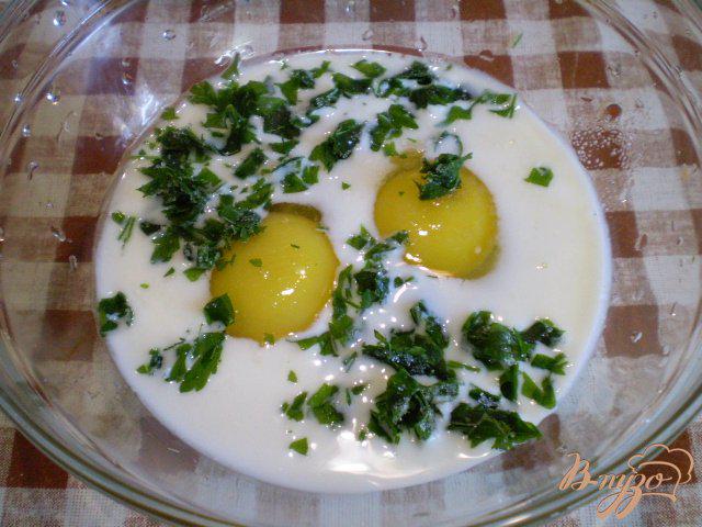 Фото приготовление рецепта: Картофель с колбасой и яйцами в мультиварке шаг №6