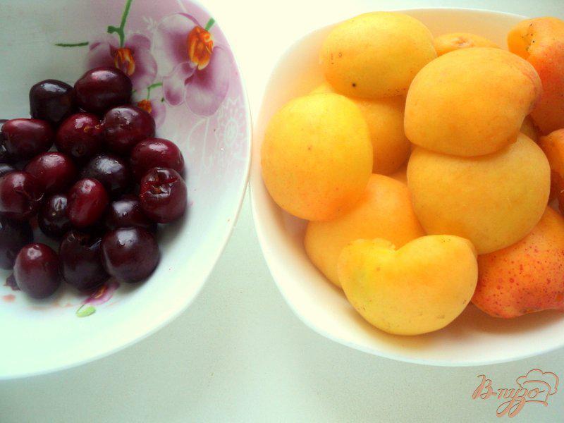 Фото приготовление рецепта: Творожник с абрикосами и вишней шаг №3