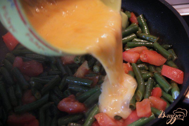 Фото приготовление рецепта: Омлет с зелёной фасолью и томатами шаг №3