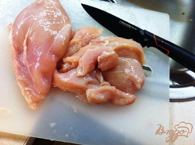 Фото приготовление рецепта: Фрикасе из куриного филе с лесными грибами шаг №2