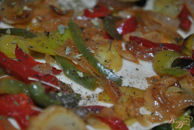 Фото приготовление рецепта: Овощная пицца с колбаской шаг №11