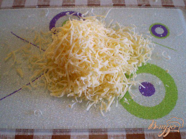 Фото приготовление рецепта: Омлет с цыпленком гриль и сыром в мультиварке шаг №3