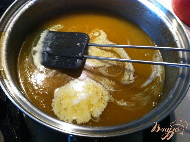 Фото приготовление рецепта: Чизкейк с карамельным соусом без выпечки шаг №12