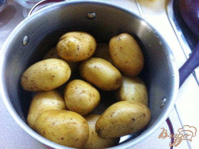 Фото приготовление рецепта: Картофель, запеченный с провавнскими травами и чесноком шаг №1