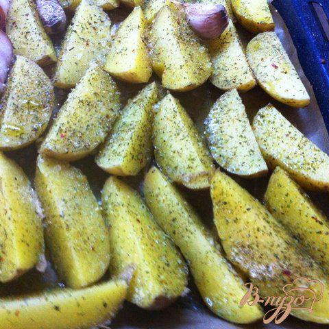 Фото приготовление рецепта: Картофель, запеченный с провавнскими травами и чесноком шаг №6