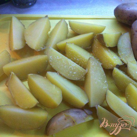 Фото приготовление рецепта: Картофель, запеченный с провавнскими травами и чесноком шаг №5