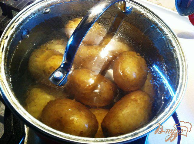 Фото приготовление рецепта: Картофель, запеченный с провавнскими травами и чесноком шаг №2