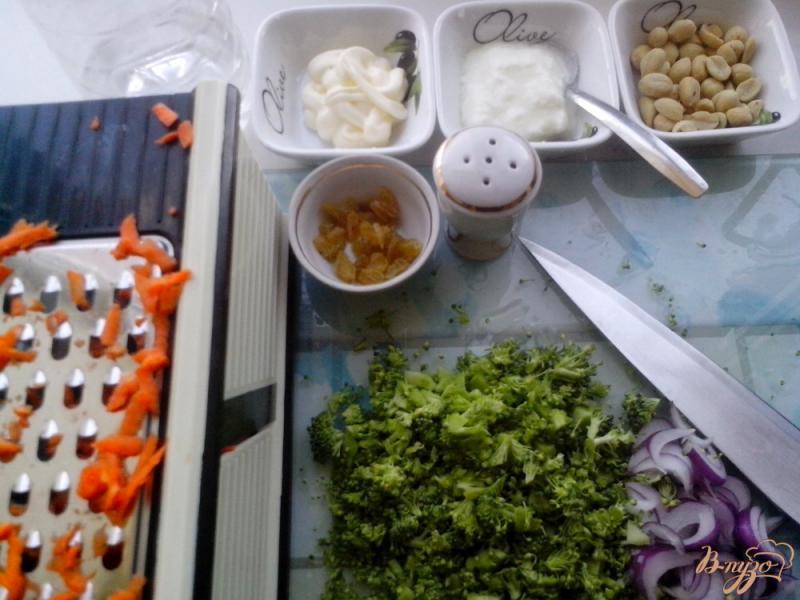 Фото приготовление рецепта: Салат из брокколи оригинальный шаг №2