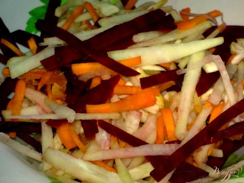 Фото приготовление рецепта: Салат с топинамбуром и другими корнеплодами шаг №7