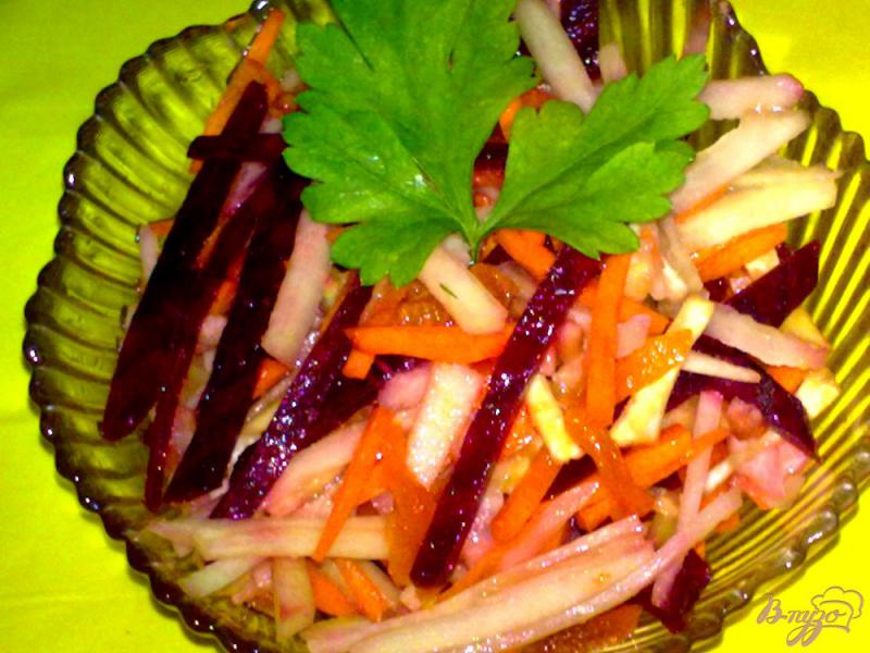 Фото приготовление рецепта: Салат с топинамбуром и другими корнеплодами шаг №8