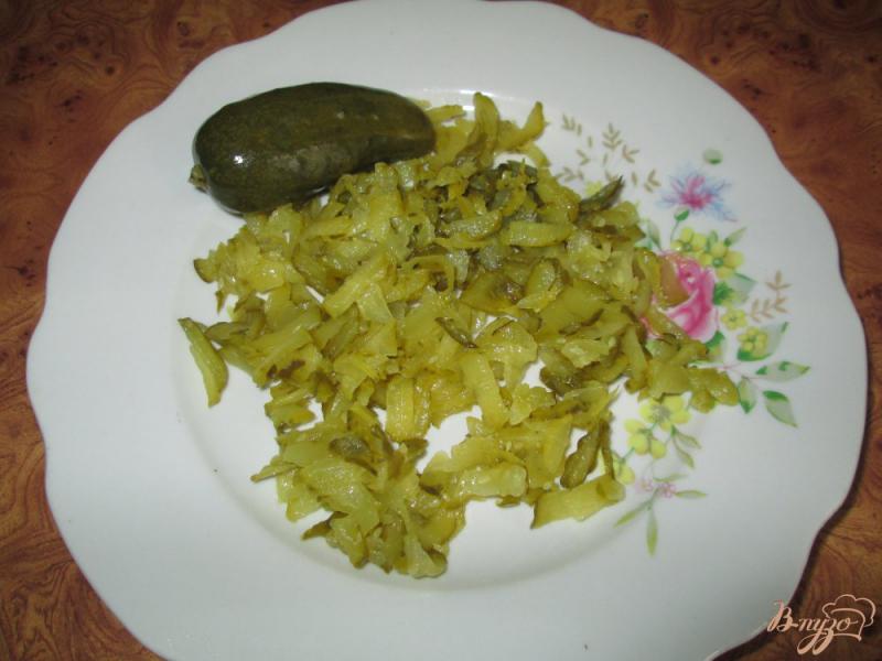 Фото приготовление рецепта: Жареная капуста по-баварски с солеными огурчиками шаг №2