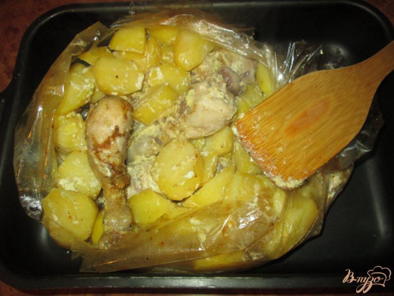 Фото приготовление рецепта: Сочная курица с картофелем в рукаве шаг №6