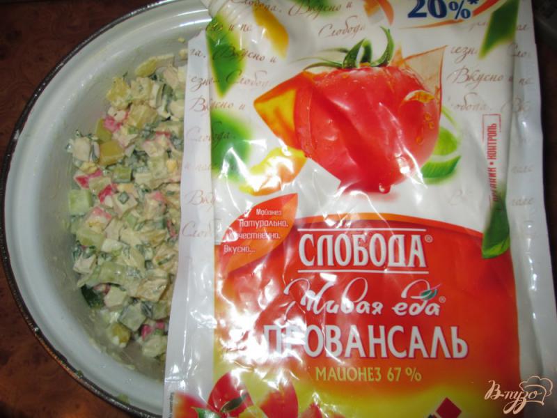 Фото приготовление рецепта: Салат с крабовыми палочками, картофелем и огурцом шаг №6