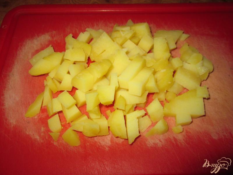 Фото приготовление рецепта: Салат с крабовыми палочками, картофелем и огурцом шаг №1