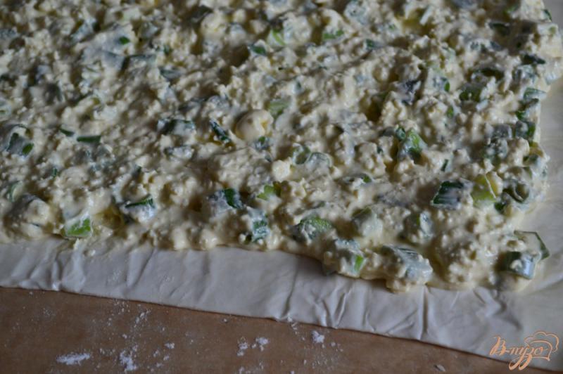 Фото приготовление рецепта: Пирог с брынзой и зеленым луком шаг №3