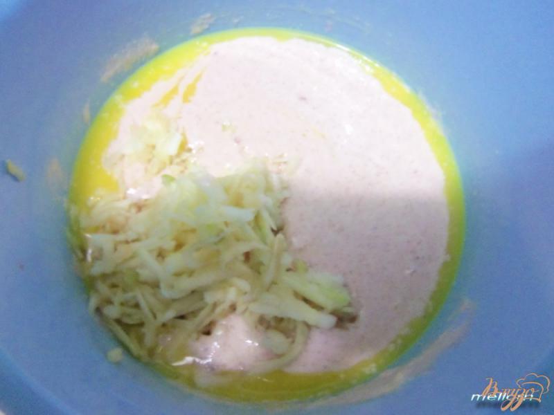 Фото приготовление рецепта: Вафли йогуртовые с яблоком шаг №2
