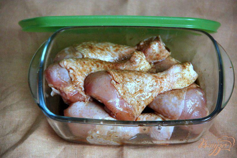 Фото приготовление рецепта: Пикантные куриные голени шаг №2