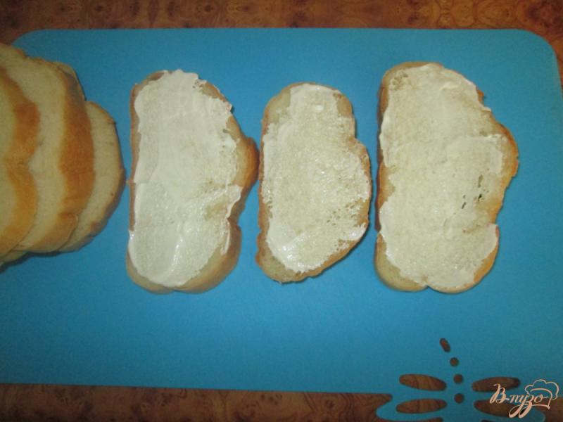 Фото приготовление рецепта: Горячие бутерброды с ливерной колбасой и помидорами шаг №4