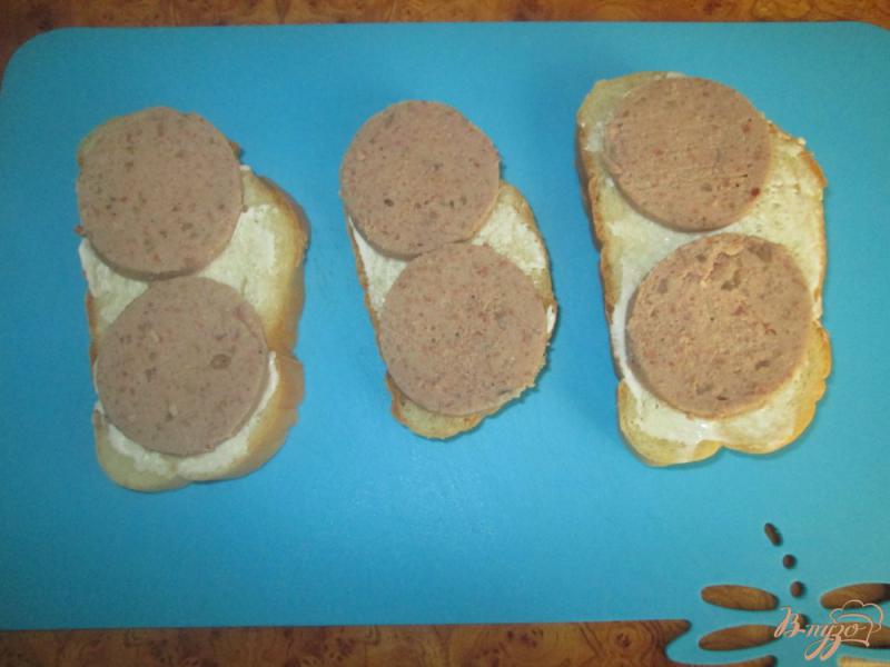 Фото приготовление рецепта: Горячие бутерброды с ливерной колбасой и помидорами шаг №5
