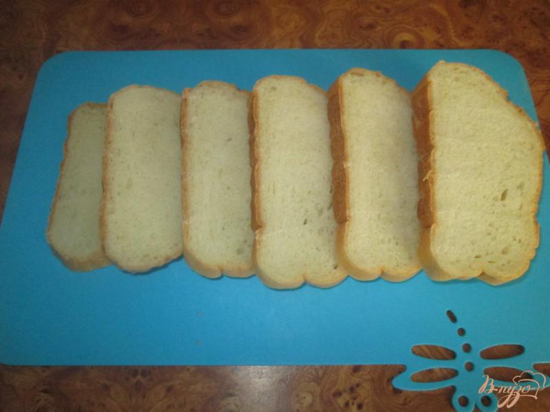 Фото приготовление рецепта: Горячие бутерброды с ливерной колбасой и помидорами шаг №1