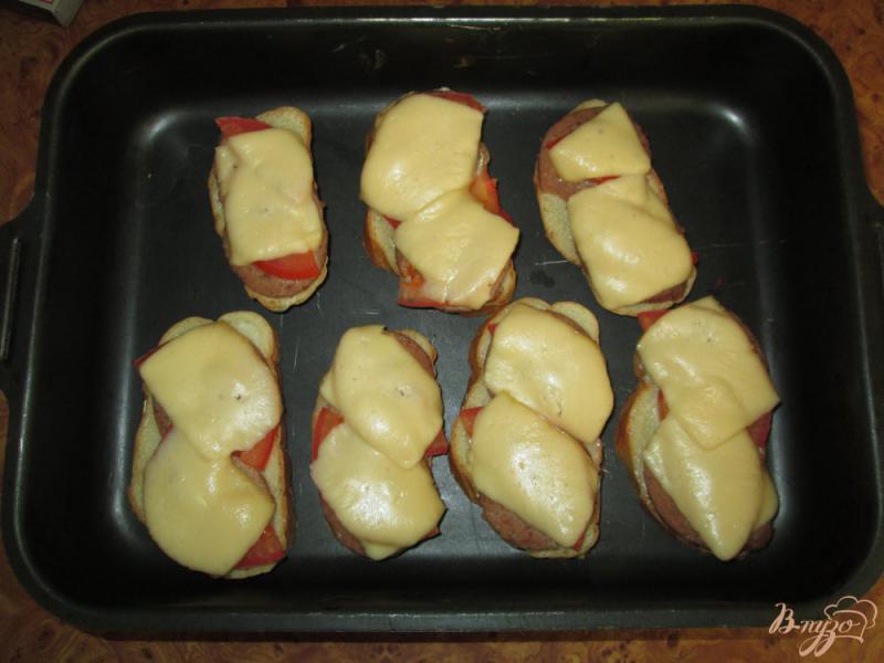 Фото приготовление рецепта: Горячие бутерброды с ливерной колбасой и помидорами шаг №7