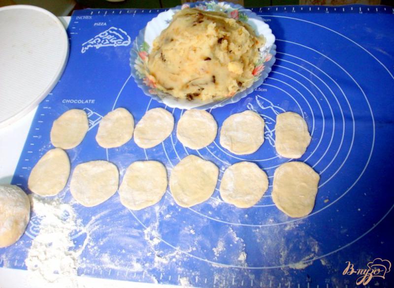 Фото приготовление рецепта: Вареники с картофелем, грибами и сыром шаг №10