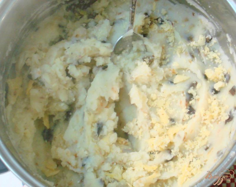 Фото приготовление рецепта: Вареники с картофелем, грибами и сыром шаг №7