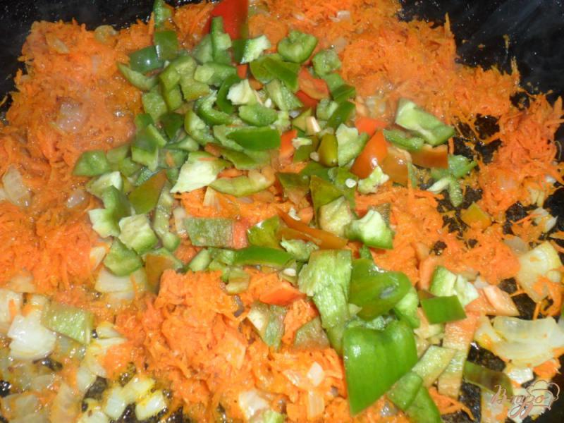 Фото приготовление рецепта: Макароны с перцем, морковью и луком шаг №1