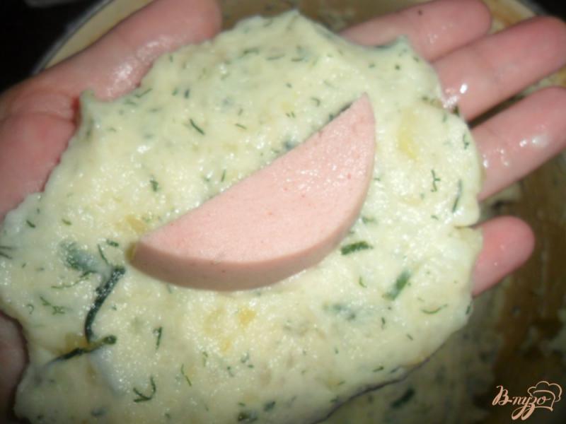 Фото приготовление рецепта: Картофельные порожки с колбасой шаг №4