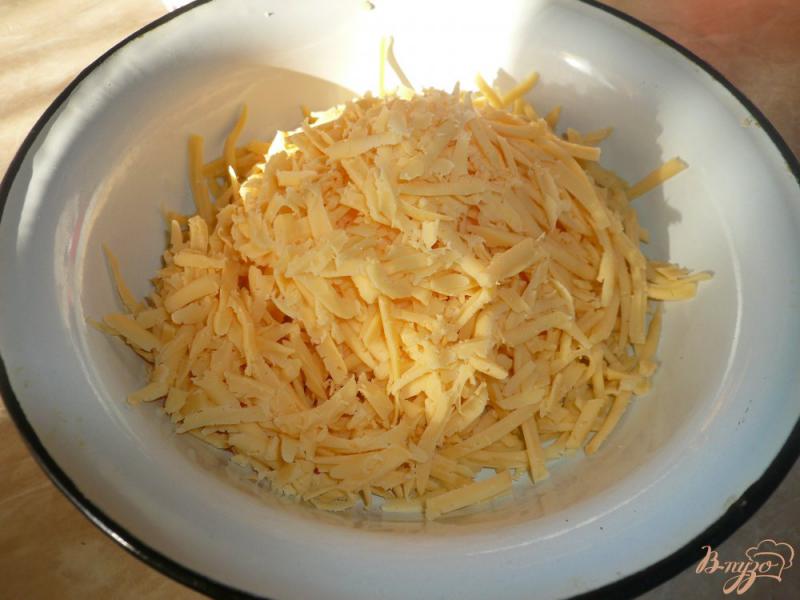 Фото приготовление рецепта: Салат сырно-ананасный шаг №2