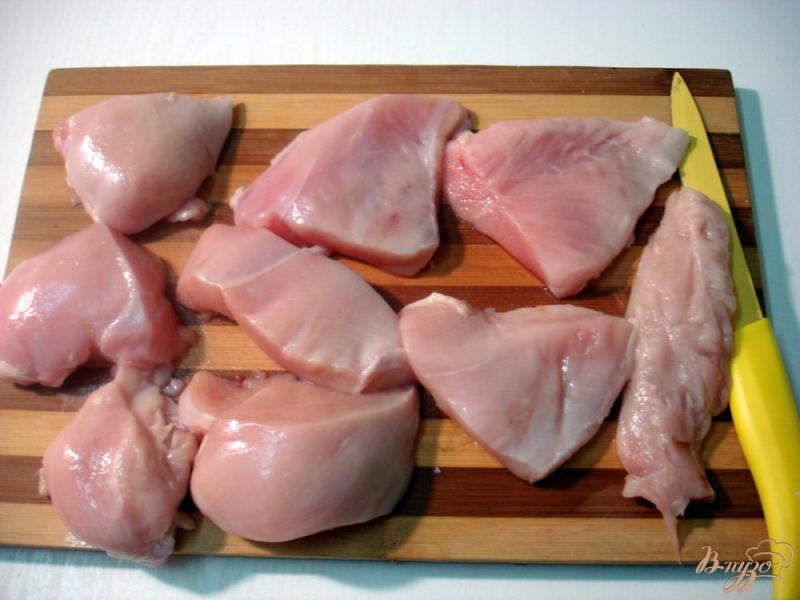 Фото приготовление рецепта: Куриное филе под луково - сметанным соусом шаг №1