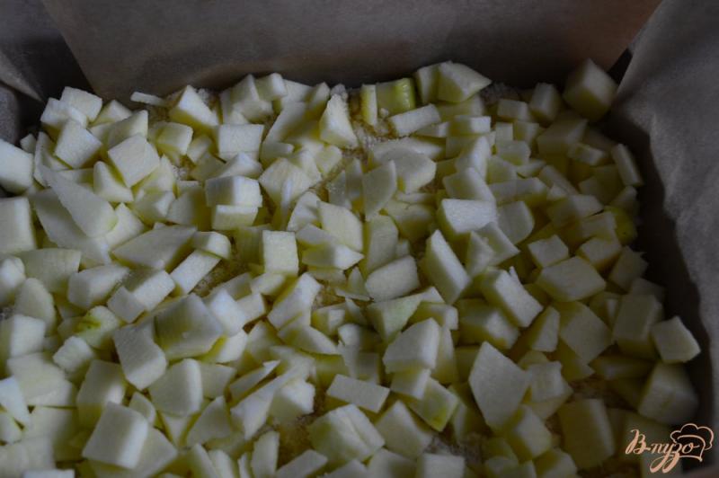 Фото приготовление рецепта: Яблочный пирог со штрейзелем шаг №3