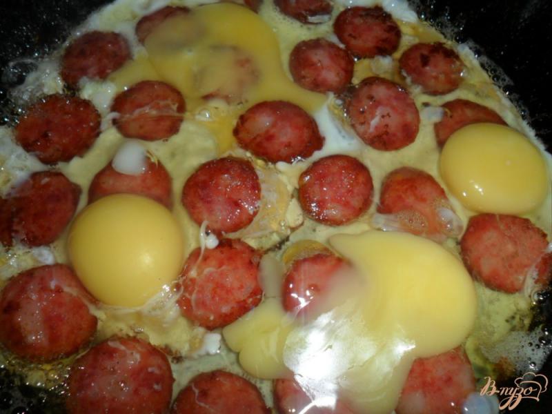 Фото приготовление рецепта: быстрый завтрак яйца с колбасой шаг №3