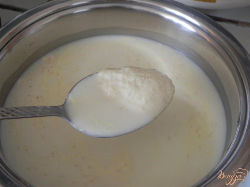 Фото приготовление рецепта: Каша из манной крупы на молоке. шаг №3