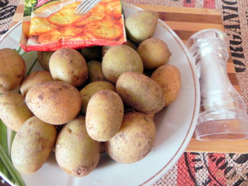 Фото приготовление рецепта: Отварной картофель со специями шаг №1