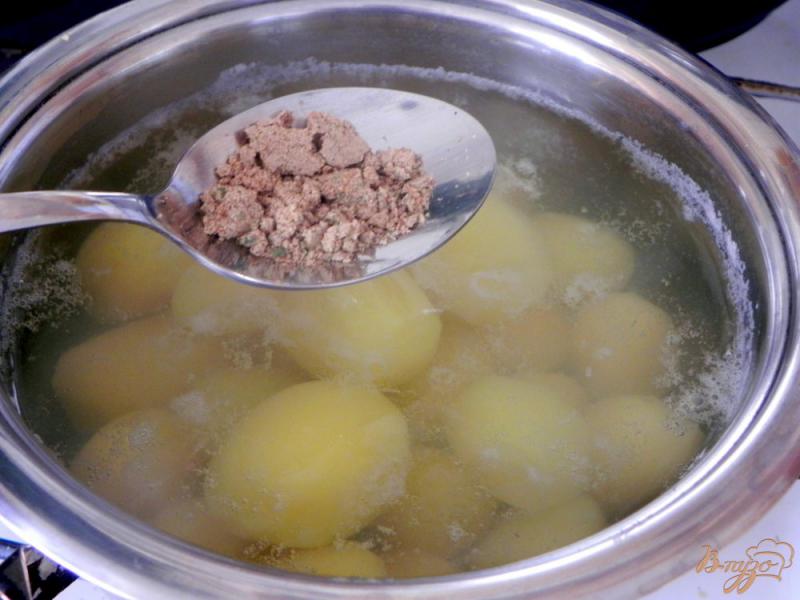 Фото приготовление рецепта: Отварной картофель со специями шаг №3